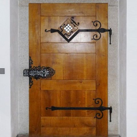 Masivní dřevěné dveře s kovaným kováním - Truhlářství Hejda