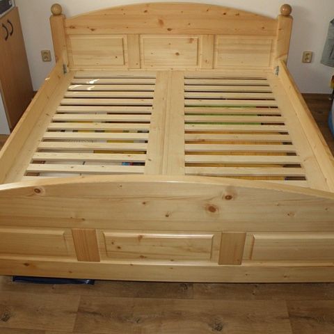 Masivní postel s roštem - Truhlářství Hejda
