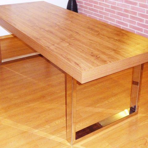 Jídelní stůl s kovovými nohami - Truhlářství Hejda